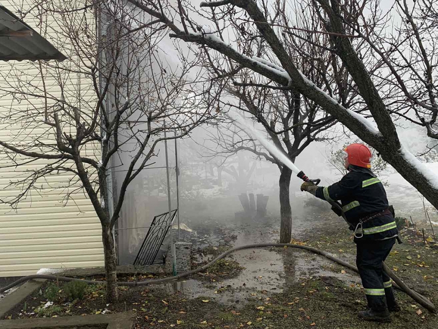 В Николаевской области пожарные два часа тушили горящий дом