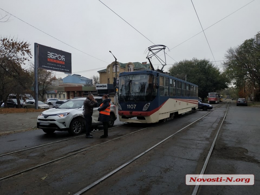 В центре Николаева трамвай протаранил «Тойоту»