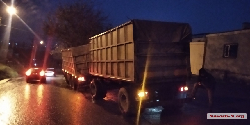 На Аляудском спуске в Николаеве грузовик врезался в дерево