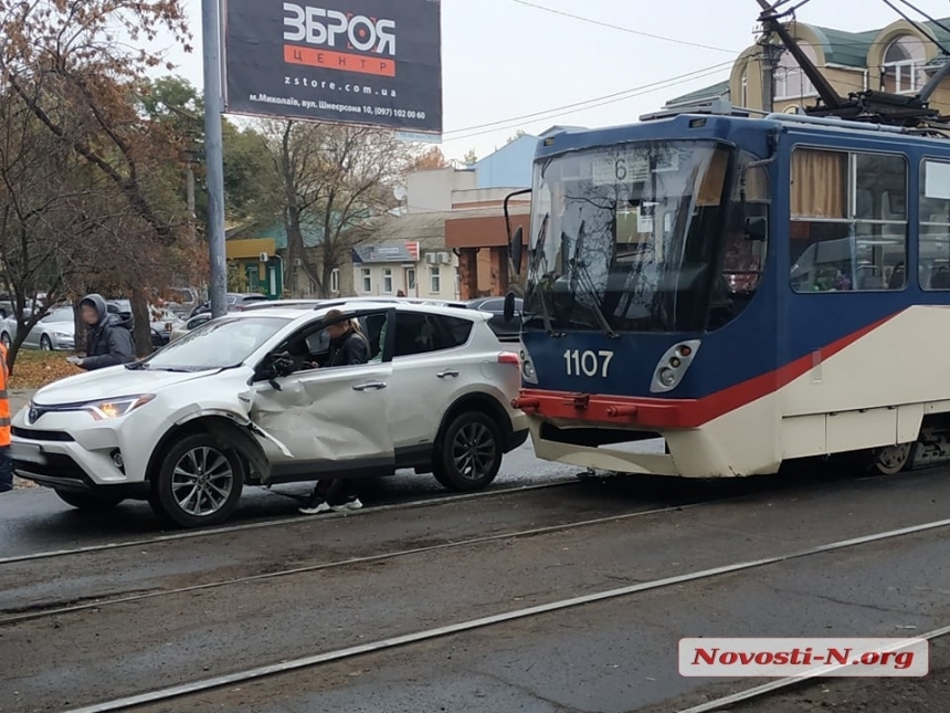 Трамвай, въехавший в «Тойоту», и сбитый пешеход: все аварии среды в Николаеве