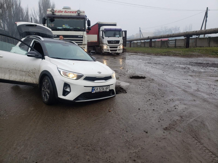  В Николаеве на ул. Новозаводской автомобиль KIA провалился в яму