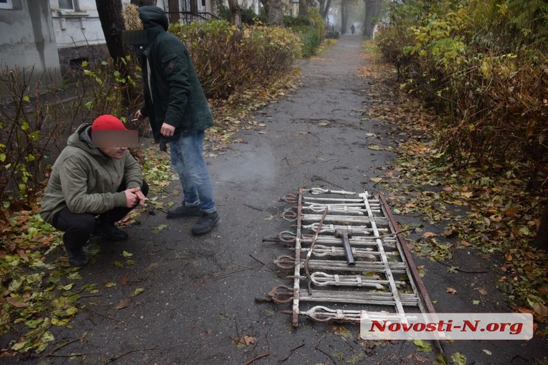 В Николаеве полиция задержала воров, несших металлическую декоративную решетку