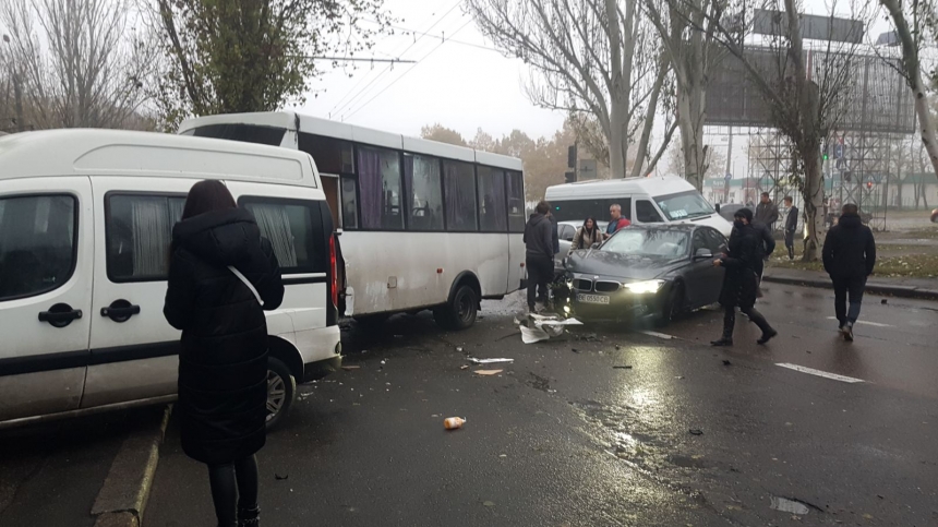 В Николаеве столкнулись 5 машин — движение по Центральному проспекту перекрыто