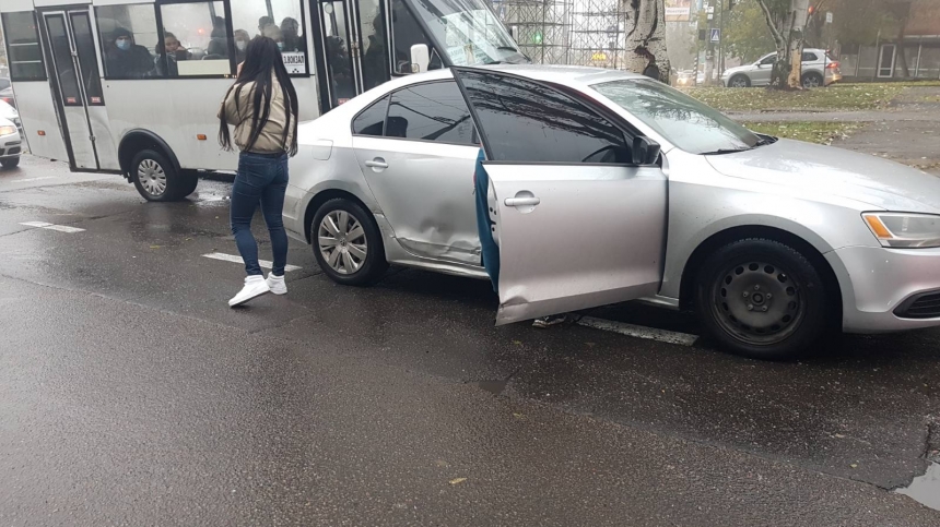 В Николаеве столкнулись 5 машин — движение по Центральному проспекту перекрыто