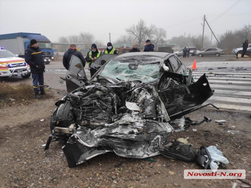 На трассе «Николаев-Одесса» лоб в лоб столкнулись фура и «Мерседес»: два человека погибли