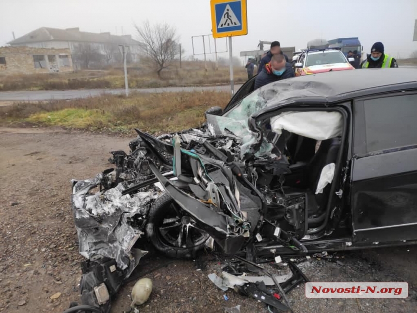 На трассе «Николаев-Одесса» лоб в лоб столкнулись фура и «Мерседес»: два человека погибли