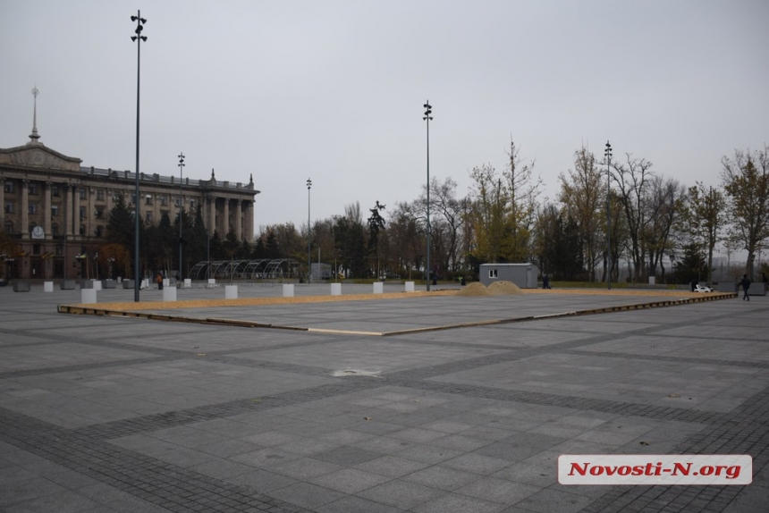  В Николаеве на главной площади приступили к установке украшений и катка