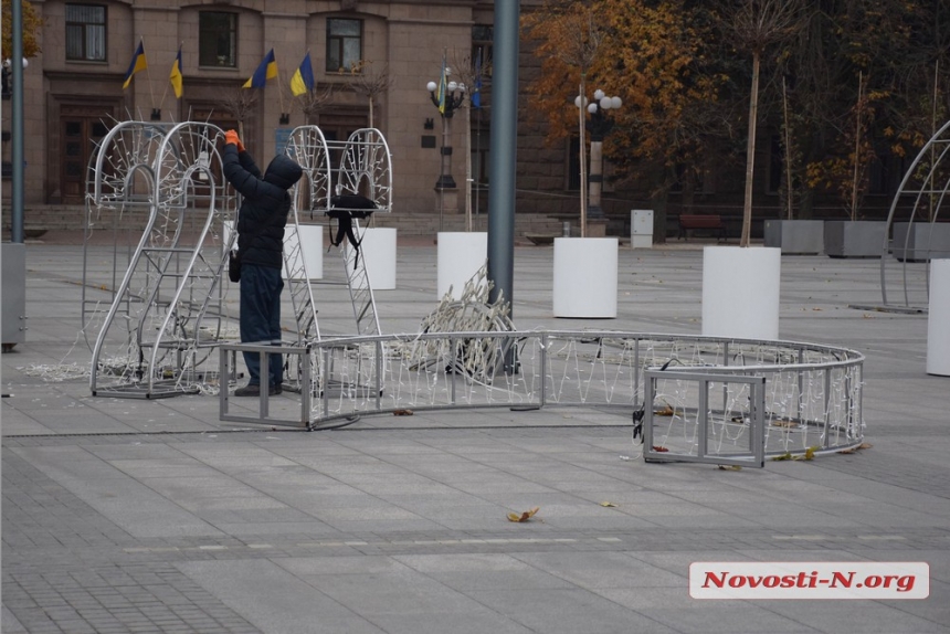  В Николаеве на главной площади приступили к установке украшений и катка