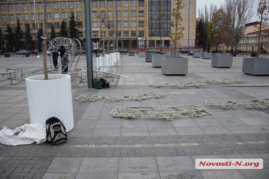  В Николаеве на главной площади приступили к установке украшений и катка