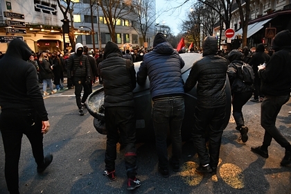  В Париже протестующие жгут машины: полиция применила газ