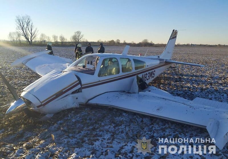В Киевской области упал самолет: пилота и инструктора забрала «скорая»