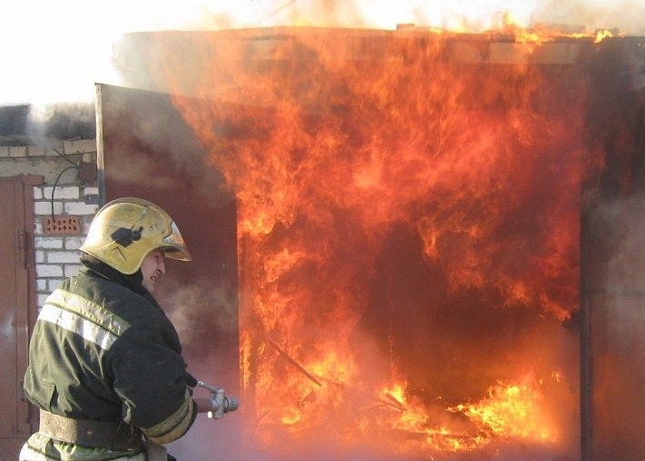 В Николаевской области из-за пожара в гараже едва не сгорел дом