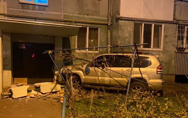 В Одессе пьяный водитель Toyota убегал от полиции и врезался в жилой дом. ВИДЕО