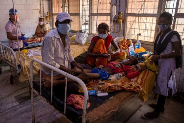 В Индии 300 человек госпитализировали с симптомами неизвестной болезни