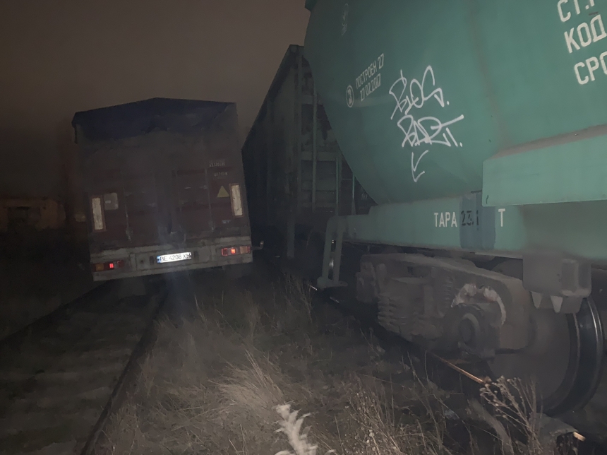 В Николаеве столкнулись поезд и зерновоз