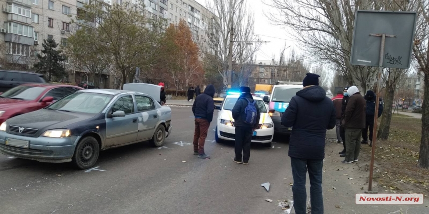 В центре Николаева полицейская «Шкода» столкнулась с «Опелем» и «Фольксвагеном»