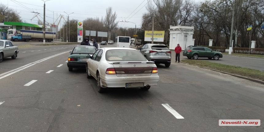В Николаеве возле парка Победы столкнулись «Ниссан» и «Форд»