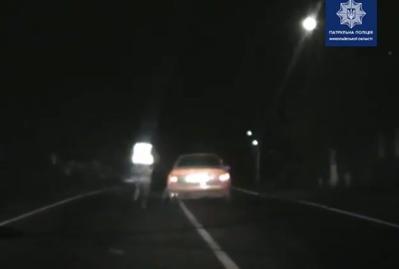В Николаевской области подозреваемые пытались уйти от погони на автомобиле со спущенным колесом