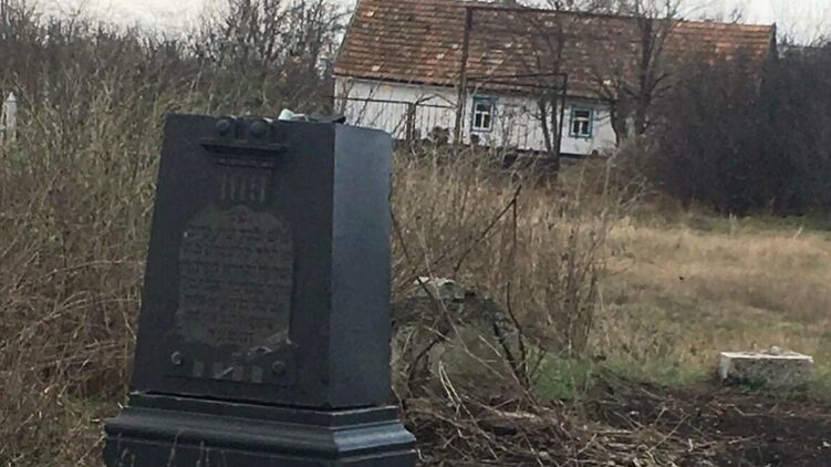 В Запорожской области мужчина перекопал еврейское кладбище и устроил там фермерское поле