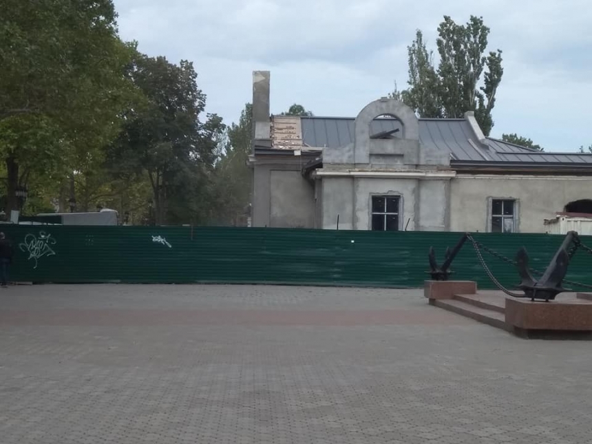 «Это халтура»: шахматный клуб в Николаеве после реконструкции за 20 млн покрасили не в тот цвет
