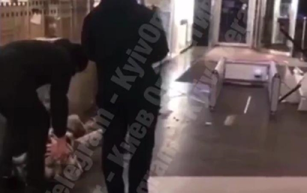 В Киеве охрана торгового центра избила посетителя из-за маски. ВИДЕО