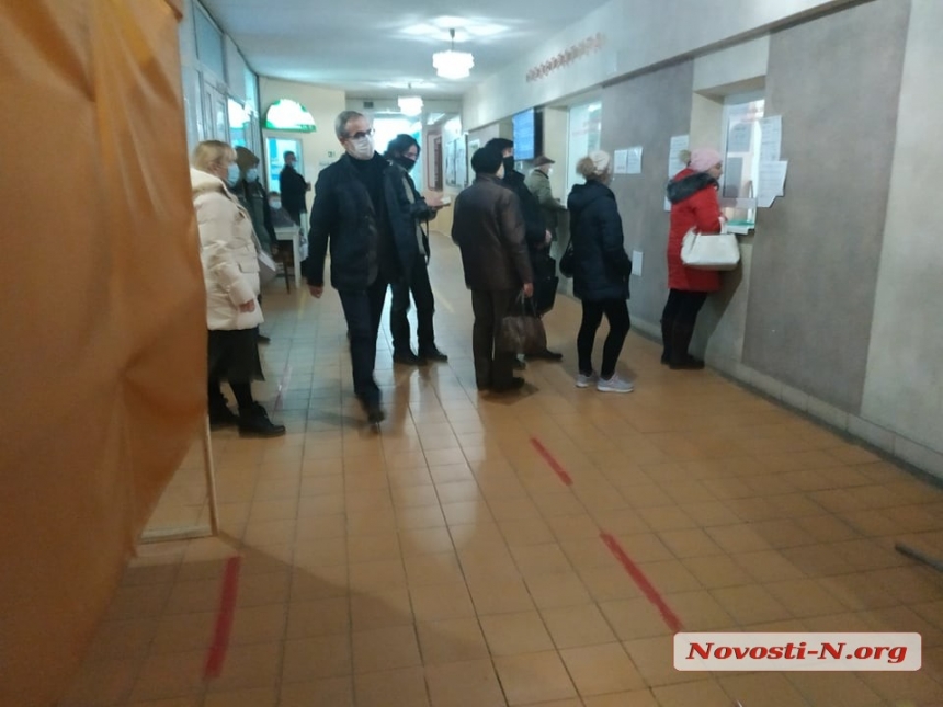 Длинные очереди и результат через неделю – как сдают тест на коронавирус в Николаеве
