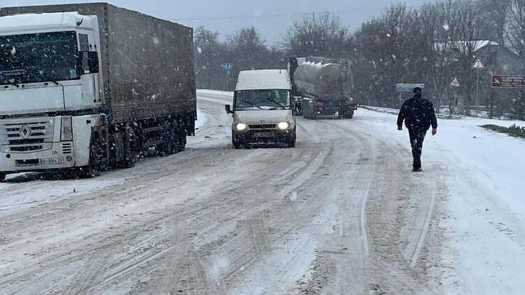 В Украине из-за непогоды ввели ограничения на движение грузового транспорта - МВД