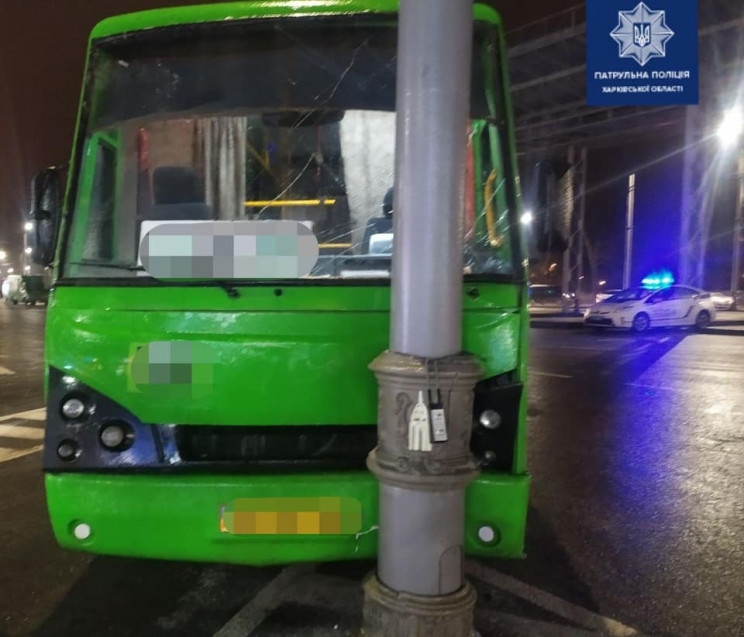 В Харькове городская маршрутка врезалась в столб: пострадала пассажирка