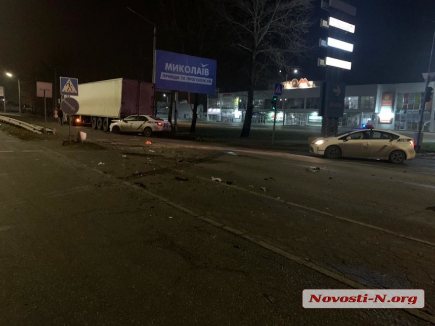 Ночью в Николаеве полиция преследовала «КИА»: столкнулись четыре авто, двое пострадавших