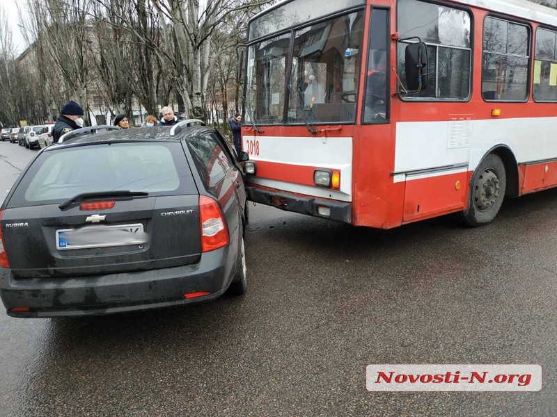 В Николаеве троллейбус с пассажирами врезался в «Шевроле»