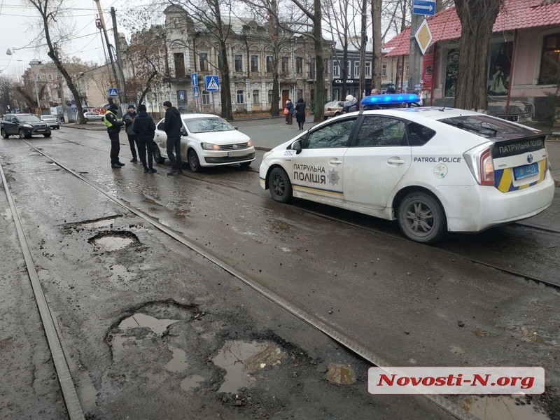 В центре Николаева столкнулись «Форд» и «Фольксваген»