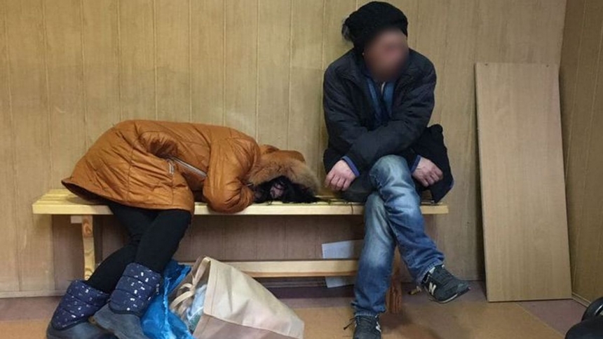 В Днепре полиция забрала 8-месячную малышку у родителей, которые пьянствовали на вокзале