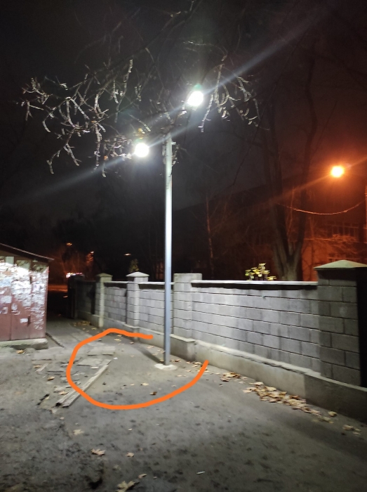 Жители Николаева жалуются, что новый фонарный столб бьет током