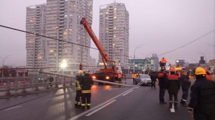 На Шулявском мосту в Киеве рухнули столбы: повреждены 9 автомобилей