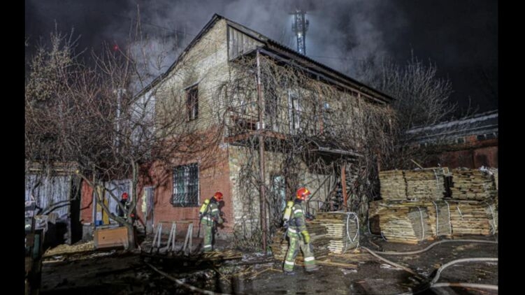 В Киеве сгорело админздание - в огне погибли два человека