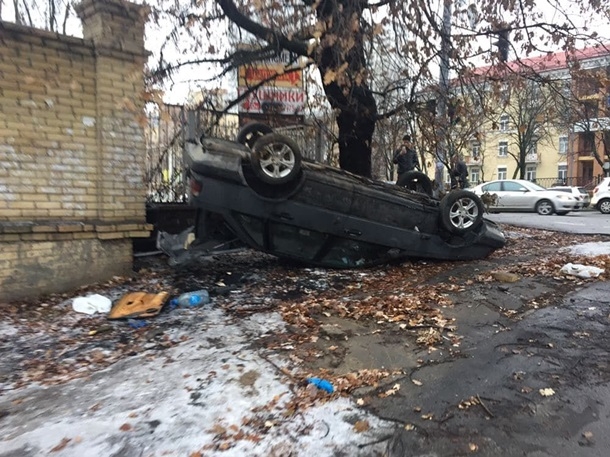 В Киеве пешеходы перевернули легковой автомобиль за парковку на тротуаре