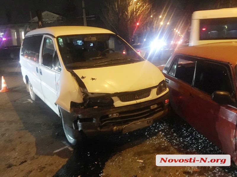 В Николаеве столкнулись ВАЗ и Mitsubishi: проспект Богоявленский застыл в пробке