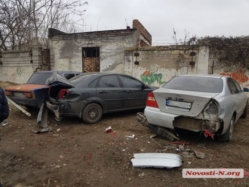 В Николаеве водитель на КамАЗе протаранил четыре авто и врезался в столб