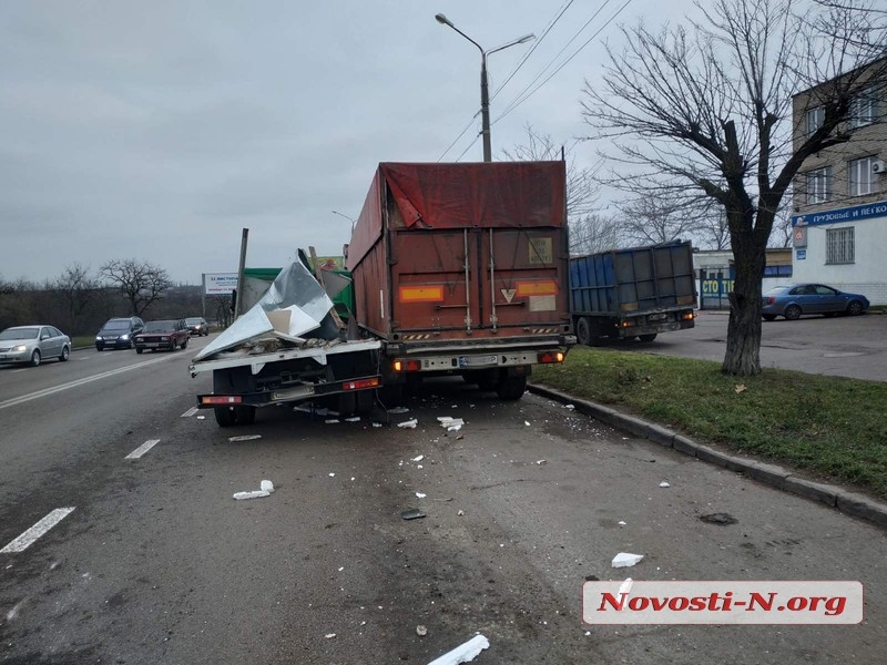В Николаеве грузовик врезался в седельный тягач