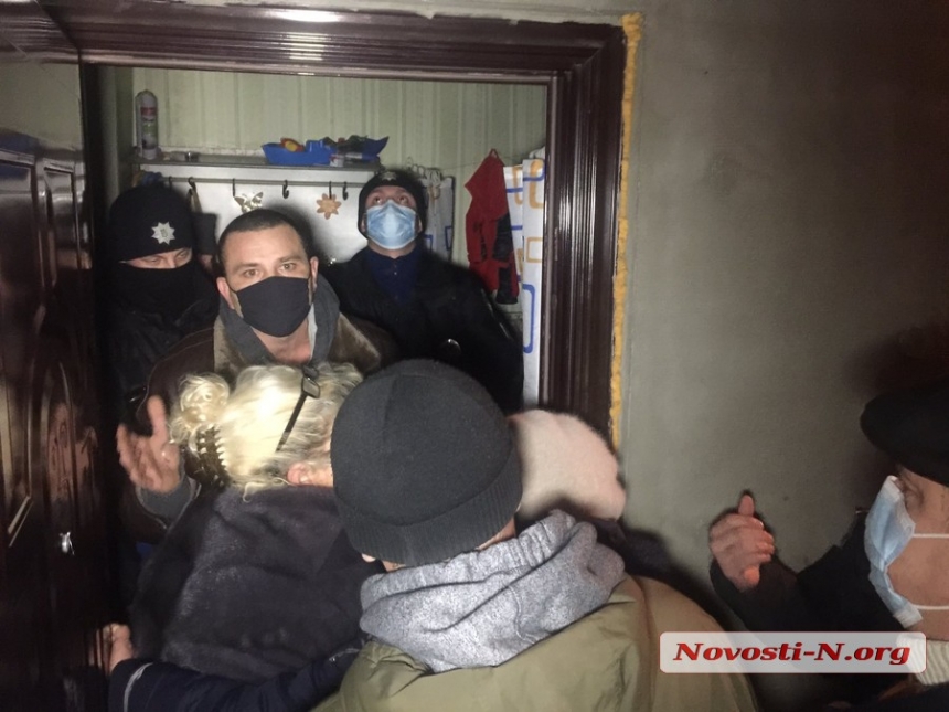 В центре Николаева бабушка при помощи полиции выселяет из квартиры малолетнего внука