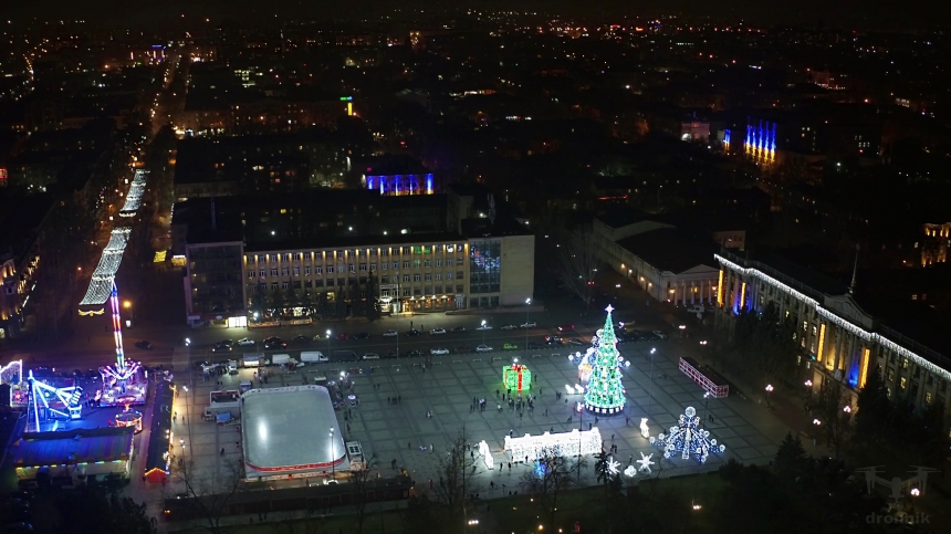 В сети показали главную площадь Николаева в новогодних огнях и с высоты птичьего полета