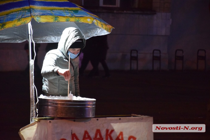 Николай в Николаеве: сотни горожан вышли на «карантинный» променад. ФОТОРЕПОРТАЖ   