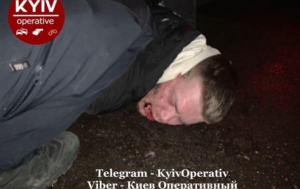 В Киеве пьяный капитан полиции за рулем Toyota врезался в Mercedes. ВИДЕО