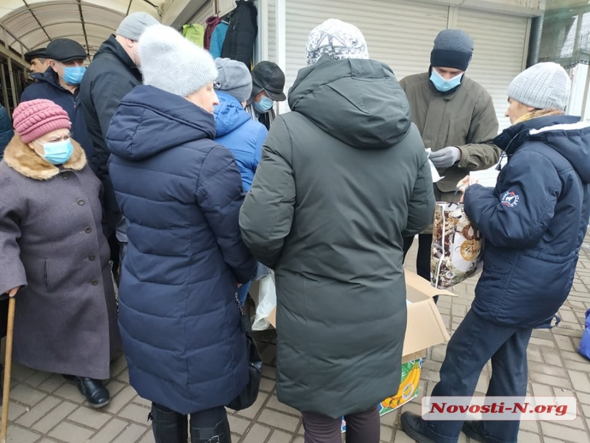 «Новый вид бизнеса»: в Николаеве на входе в рынок продают защитные маски