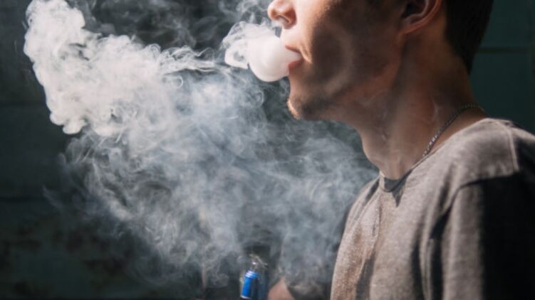 Ученые считают, что курение электронных сигарет увеличивает риск Covid-19 среди подростков
