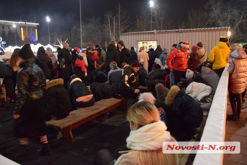Карантин: в Николаеве массовые гуляния возле новогодней елки. ФОТО