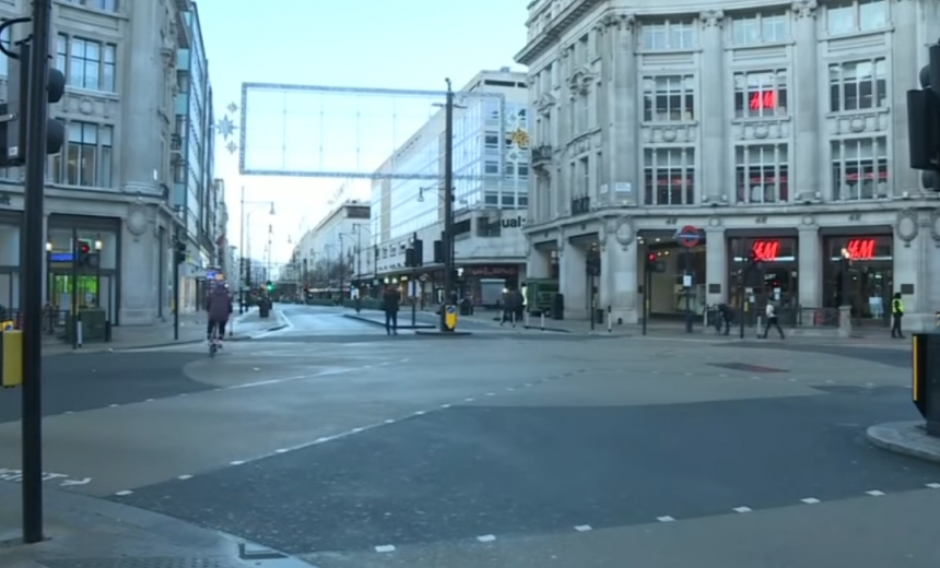 На видео показали пустые улицы Лондона после введения карантина из-за мутации COVID-19