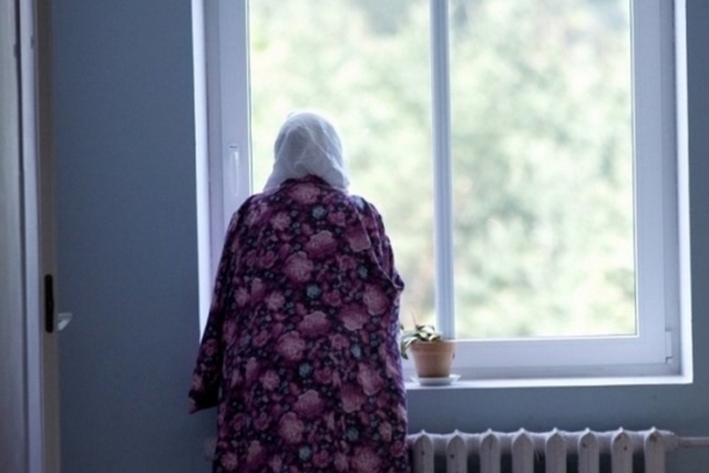 В Николаеве пенсионерка хотела выпрыгнуть из окна – ее спасли в последний момент