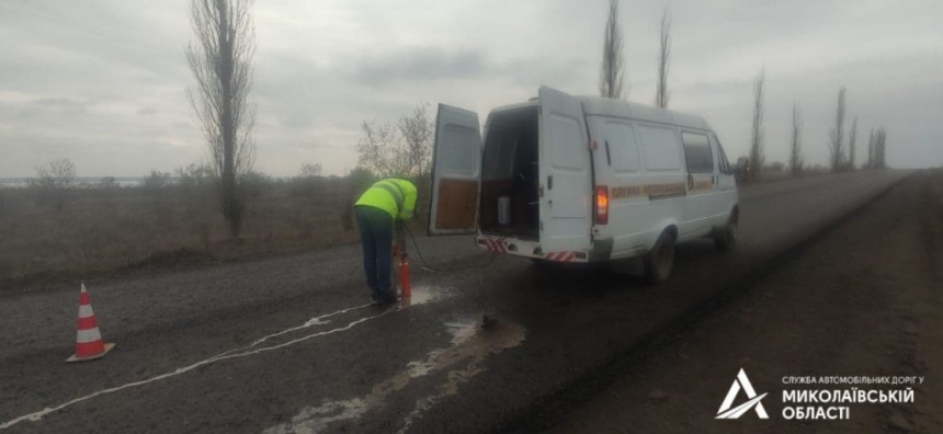 На двух дорогах Николаевской области подрядчик устраняет дефекты в виде шелушения