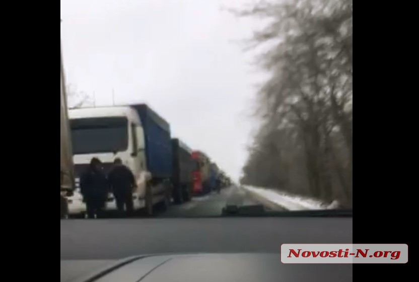 На трассе под Новым Бугом километровая пробка: столкнулись три фуры. Видео